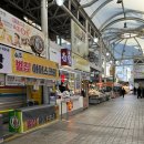 황금시장_시장내쉼터벽면_#1 | 고성 1박2일 여행코스 추천 | 숙소·맛집·카페 총정리 (동선 완벽)