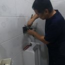 시화공단 남자 소변기 자동 세척밸브 후레쉬 밸브 고장으로 물계속 나옴 물안멈춤 해결 사례 이미지