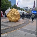 (사진)청계천 2개의 금박조형물 중, 한국화장품 근처 금박조형물이 사라진 이유(외국인들이 금박을 떼어감?) 이미지