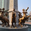 자전거 조각상 앞 이미지