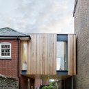 건축가에 의해 확장 된 집 Adam Knibb builds timber house extension above a driveway 이미지