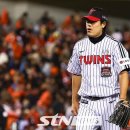 [STN 현장] &#39;만루 위기에 나타난 구원자&#39; LG 김진성, 40세 7개월 20일 한국시리즈 최고령 승리 이미지