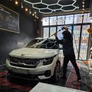 세차하는 남자 이미지