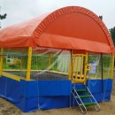 폭포가 있는 캠핑장 이미지