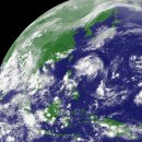 북서태평양에 태풍을 향해 발달해가는 열대저기압모습 이미지