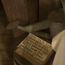 은빛 비치는 돌 이미지