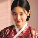 깊이 있는 자주빛 실크가 돋보이는 단아한 한복의 자태 이미지