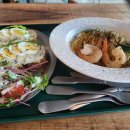 여유로운 아침의 클래식 산책 이미지