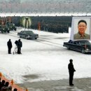 Zehntausende NK's beweinen ihren "Geliebten Fuehrer" 김정일 장례 행렬, 수만 명의 북한인들이 눈물 흘리다 이미지