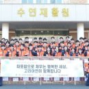 자전거 조각상 앞 이미지