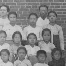 1915년의 공주 여학교의 흑백 단체 사진속 유관순 열사 이미지