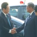 이시바 총리, 관저 앞에서 이 대통령 두 손 잡으며 환대﻿ 이미지