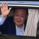 극렬 저항 윤석열 "팔 빠질 것 같아, 제발 놔달라"…땅에 '철썩' 떨어지기도 이미지