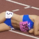 17)완주하고 지쳐쓰러진 여자 육상선수.gif 이미지
