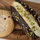 파리바게뜨미사센트럴포레점 | [뚜레쥬르]신상빵 피스타치오 블랙번 순진크림치즈빵 솔직후기 칼로리 영양성분까지!