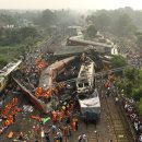 ‘최소 288명 사망’ 인도 열차 참사…“식민지때 만든 노후 철도망 방치가 원인” 이미지