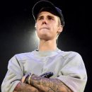 'Justin Bieber' is being relentlessly mocked for picture of him eating a burrito 'wrong' by Chelsea Ritschel,The Independent 이미지