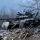 Russian soldier 'surrenders with TANK in return for £7,500 and 이미지