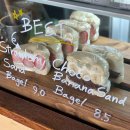 교촌길 | 경주 대릉원 뷰 야외테이블 카페 오픈런 후기 - 베이글 베이글러 (잠봉뵈르, 페퍼로니, 프레첼)