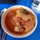 김치찌개 단일 메뉴.. 줄서서 먹는 '간판 없는 김치찌개집'..오뎅사리+남은 국물엔 라면사리를 걸쭉하게, ‘가성비 갑’ 식당 이미지