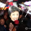 [사진] 꽃다발주는 어린이를 포옹하는 광명유세장의 박근혜후보~!! 이미지