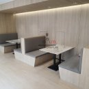 기둥병원 | 세련된 휴게공간 인테리어 비결? 맞춤 제작 붙박이 쿠션 + 쌍기둥 테이블 납품 후기