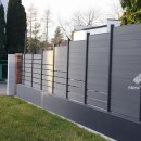 주택 담장 앞 이미지