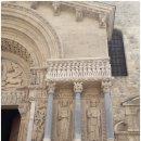 보정고 정문 맞은편 하나님의교회 앞 | [프랑스 아를] 공화국 광장 (시청, 오벨리스크, 성 트로핌 성당, 성녀 안나 성당)