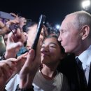 쿠사마와 푸틴의 키스: 목요일 최고의 사진 이미지