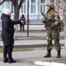 "우리 땅서 뭐하냐"…우크라 여성, 러 무장군에 삿대질 '훈계'[영상] 이미지