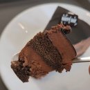 목마르다 | 동탄 목마르다 카페에서 아이스 아메리카노, 초코무스케이크, 가수 유미가 운영하는 카페☕️
