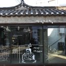 커피와 책이 있는 이미지