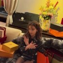 그룹 소녀시대 멤버 겸 최수영 맞아? 진한 메이크업 하고 명품 쇼핑백들에 둘러싸인 근황 이미지