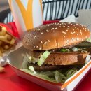 캘리포니아 주지사 뉴섬이 패스트푸드 최저 임금 20달러를 승인한 후 맥도날드, 치폴레 메뉴 가격 인상 이미지