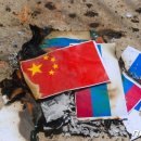 미얀마 시위대가 불 태운 중국과 러시아 국기 이미지