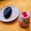작금마을회관 | 여수카페 돌산읍 카페작금에서 봄딸기라떼와 블랙소금빵 늦은 리뷰