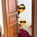 빼꼼 | 테오그라피 - 2층 문 빼꼼 샷