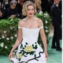 Gigi Hadid verschijnt als high fashion Disney-prinses bij het Met Gala 2024 이미지