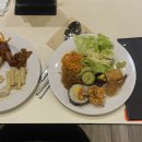 용일시장 | 틈 없이 귀를 막아봐도 머릿속엔 여전히 말이 많아