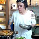 실시간 방송스튜디오에서 삼겹살 구워먹는 정혁 이미지