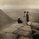 1920년대 이집트 피라미드와 투탕카멘의 보물로 가득 찬 무덤 내부의 빈티지 사진 이미지