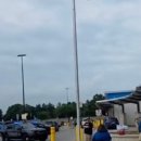 미국 트래버스 시티 월마트에서 무장한 쇼핑객이 칼을 휘두른 미치광이를 체포하기 전에 최소 11명이 칼에 찔려 끔찍한 사건이 발생했습니다 이미지