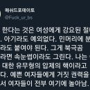 아기라도 예외없다. 민머리에 분홍 리본이라도 붙여야 된다. 이미지