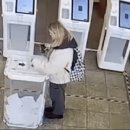 러시아 대선 투표함에 액체테러 하는 여자.. 이미지