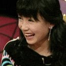 수표를 현찰로 바꾸는 부인 이미지