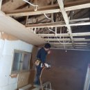 유성지업사 | [공지] 전주 도배 → 지하 창고 천정 텍스 위 합지 벽지 시공