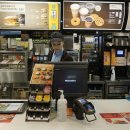 맥도날드 앞 버스정류장 이미지