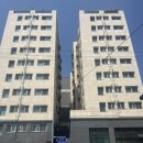 버스정류장 옆 횡단보도 이미지