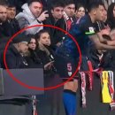 라리가 경기 중 팬이 선수에게 'X침' 놓는 사건 발생 이미지