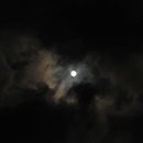 구름속 보름달 이미지